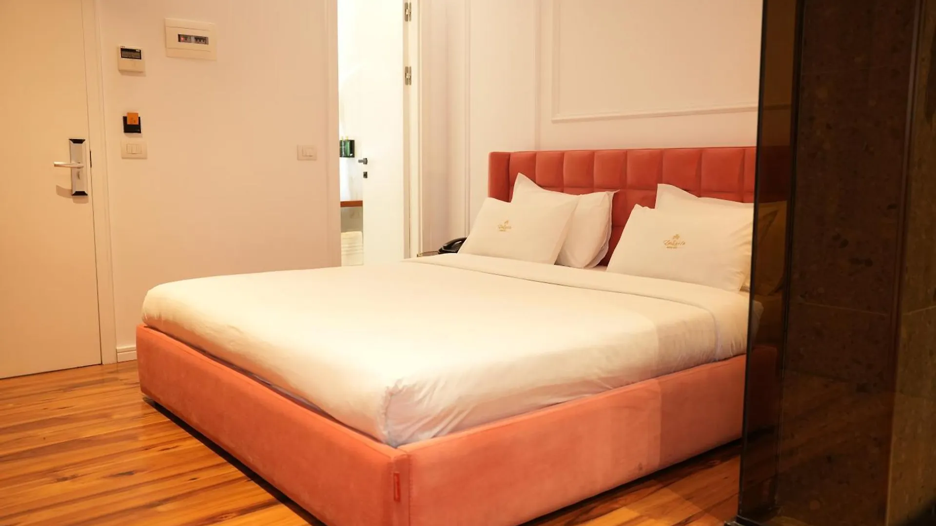 ****  La Suite Boutique Hotel ティラナ アルバニア