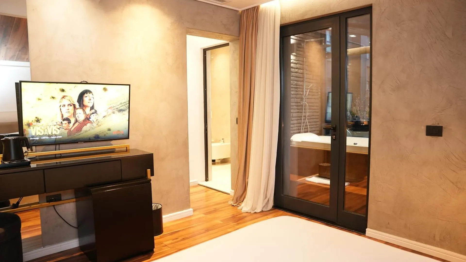 La Suite Boutique Hotel ティラナ 4*,